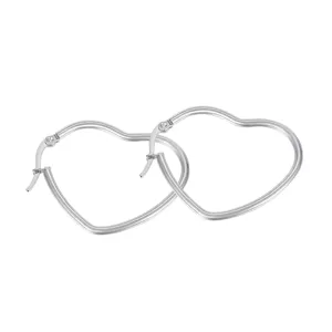 Ezüst színű acél fülbevaló - kerek szív alakú fülbevaló, francia zárral