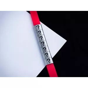 Személyre szabott 7 gravírozható medálos MoMents piros színű szilikon karkötő