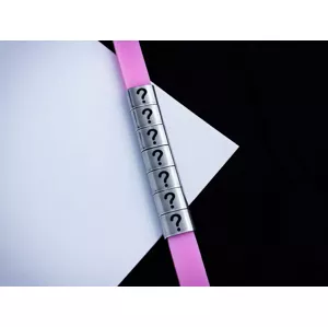 Személyre szabott 7 gravírozható medálos MoMents rózsaszín színű szilikon karkötő