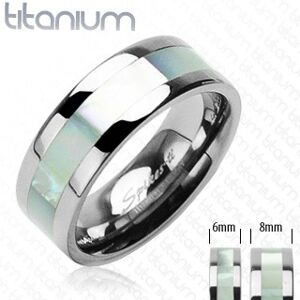 Titánium gyűrű ezüst színben, gyöngyházfényű sávval a közepén - Nagyság: 49